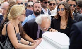 Συγκίνηση στην κηδεία της Ζωής Λάσκαρη