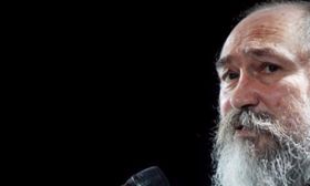 «Κατέρρευσε» επί σκηνής ο Τζίμης Πανούσης (vid)
