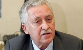 Η κόρη του Κουβέλη... μοίρασε ξύδι σε όσους τάχθηκαν κατά της υπουργοποίησης του πατέρα της