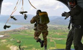 ΓΕΣ: Η ανακοίνωση για τον αλεξιπτωτιστή που τραγουδούσε το «Μακεδονία Ξακουστή»
