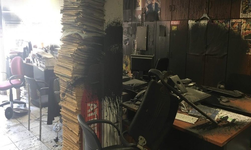 Έφοδος του Ρουβίκωνα στα γραφεία της Athens Voice (pics)