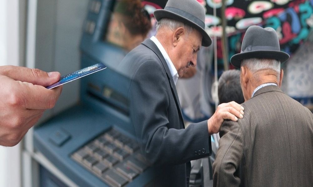 Σαρωτικές αλλαγές σε επικουρικές, νέες κύριες συντάξεις, εισφορές - Τι ισχύει για τα αναδρομικά