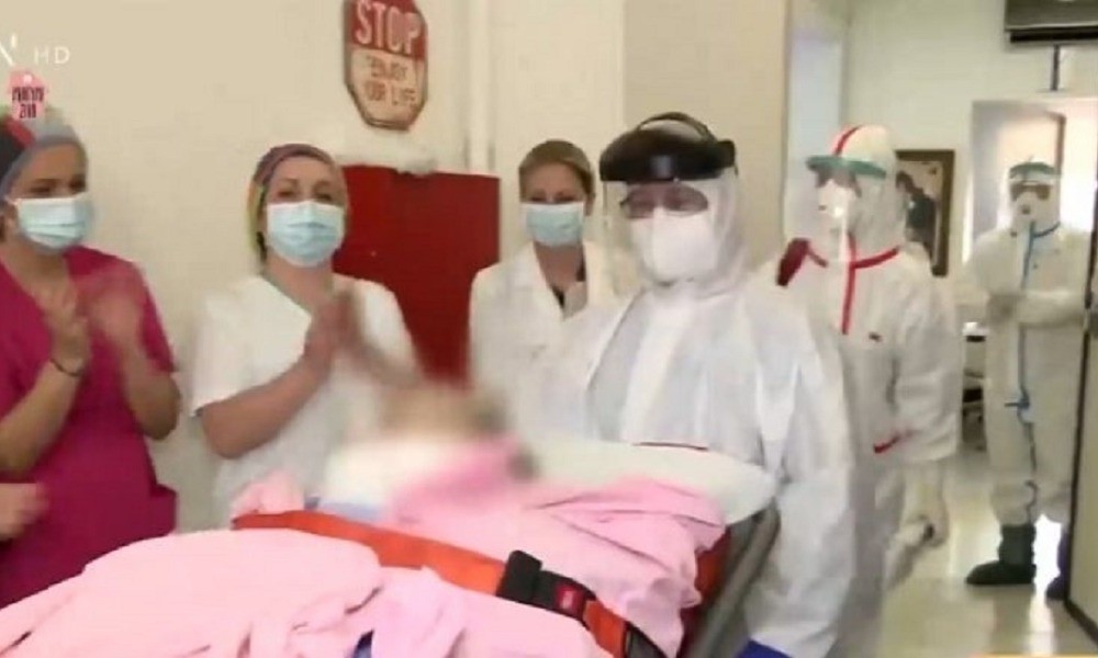 Θεσσαλονίκη: Χειροκροτήματα για ασθενή που κέρδισε τον κορονοϊό και βγήκε από τη ΜΕΘ (vid)