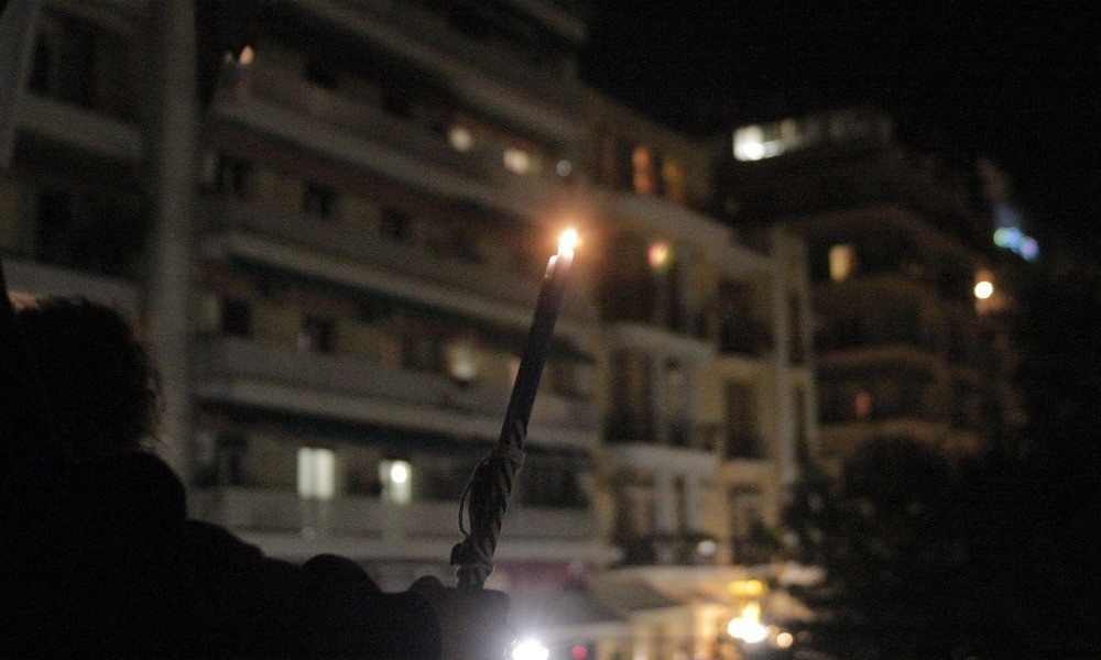Πάσχα στο μπαλκόνι: Συμμορφώθηκαν οι Έλληνες