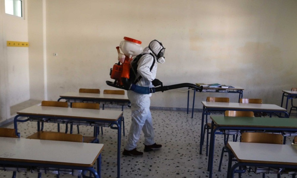 Μάθημα με αντισηπτικά και έναν μαθητή ανά θρανίο - Πότε ανοίγουν Λύκεια-Γυμνάσια και πότε τα Δημοτικά