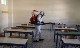 Μάθημα με αντισηπτικά και έναν μαθητή ανά θρανίο - Πότε ανοίγουν Λύκεια-Γυμνάσια και πότε τα Δημοτικά