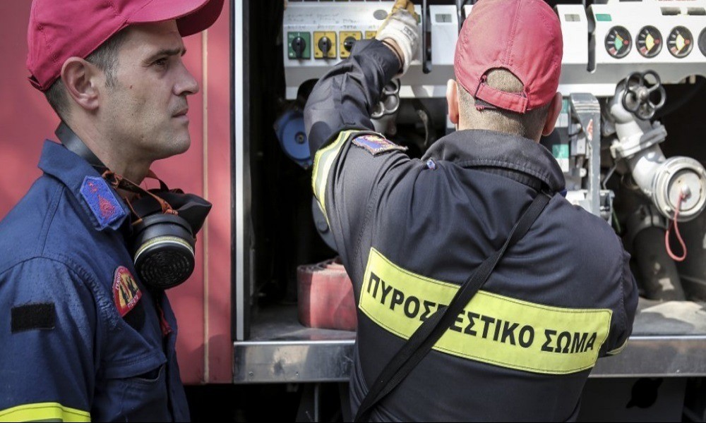 Φωτιά σε εγκαταλελειμμένο κτίριο στη Σταδίου - Απεγκλωβίστηκαν άτομα