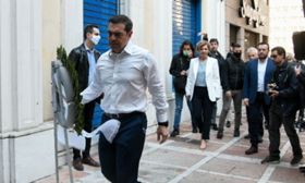 Στεφάνι κατέθεσε ο Αλ. Τσίπρας στη Marfin με αντιπροσωπεία του ΣΥΡΙΖΑ
