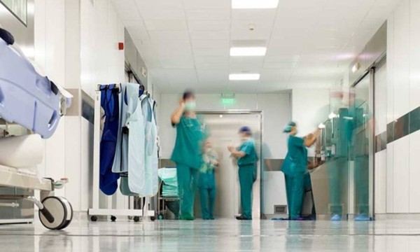Από το χειροκρότημα των νοσηλευτών στην πλήρη απαξίωση
