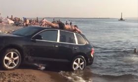 Ρώσοι έκαναν την Καγιέν τους νεροτσουλήθρα και βούτηξαν στο Βόλγα (vid)