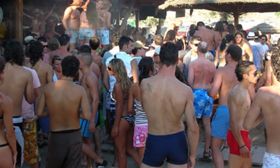 Έρχονται οι αστυνομικοί με τα... μαγιό και τις βερμούδες