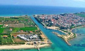Πλωτά φράγματα στην ακτή της Νέας Ποτίδαιας Χαλκιδικής 